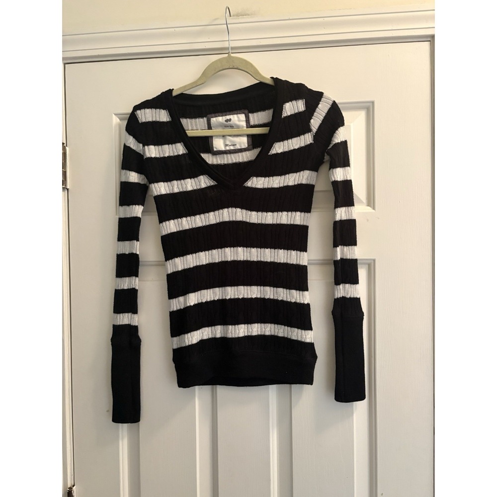 New York Poof Excellence Y2K Black And White Vneck Striped Sweater Size Medium